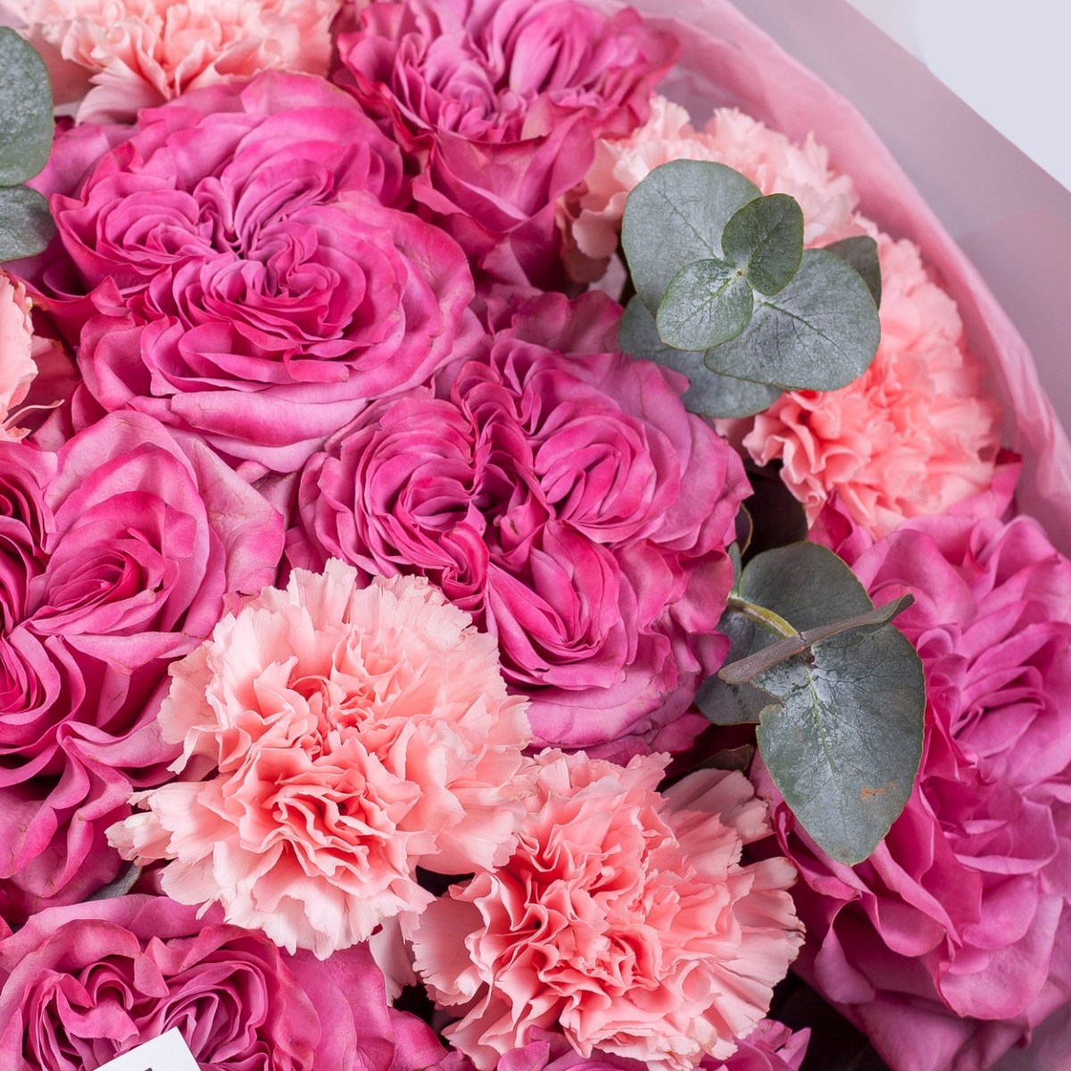 buket s rozami i diantusami 7